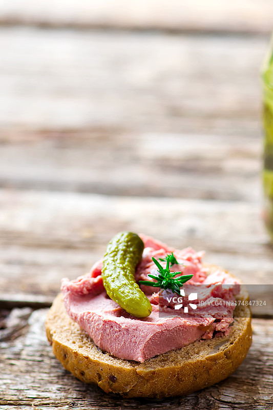 木桌上的肝脏图片素材