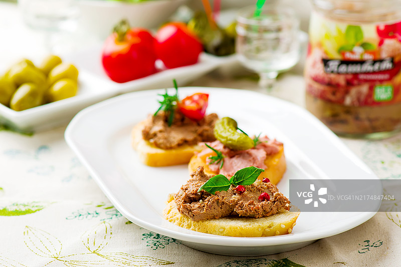 木桌上的肝脏图片素材