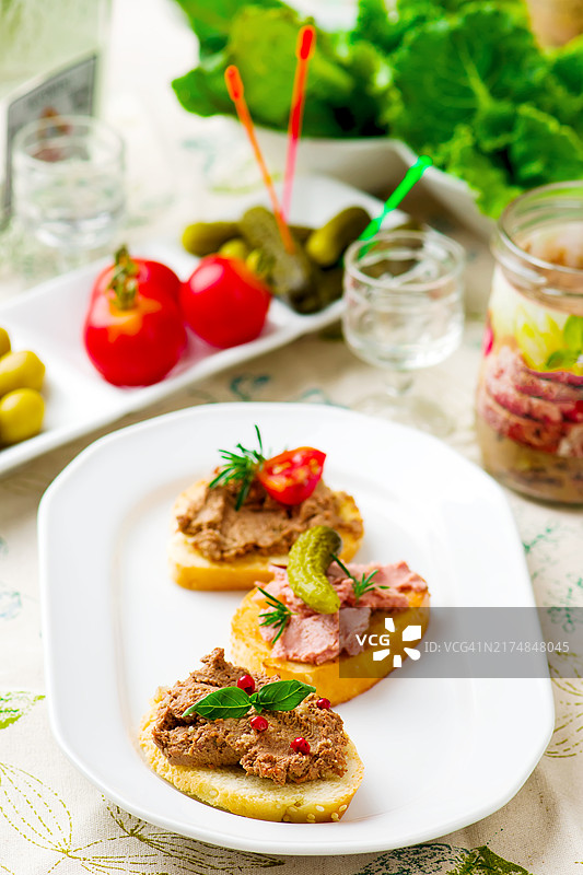 木桌上的肝脏图片素材