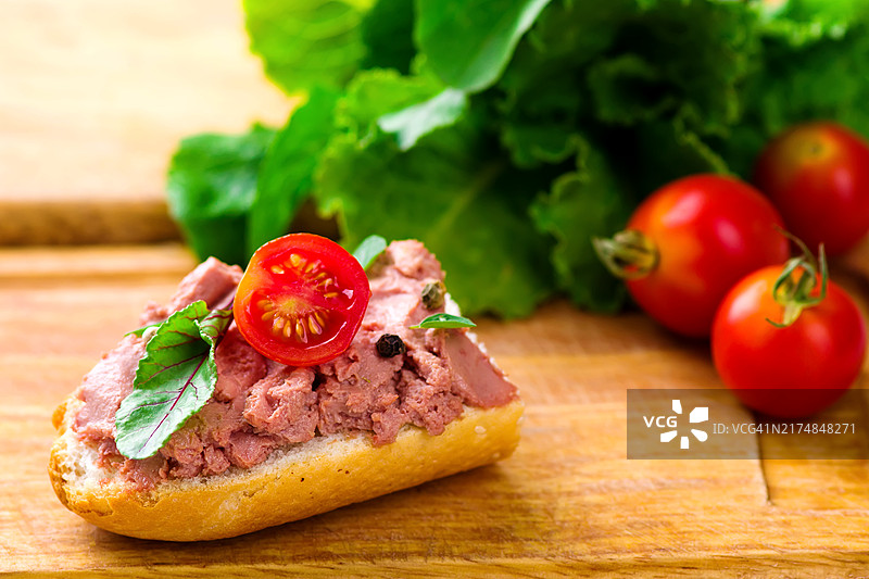 木桌上的肝脏图片素材