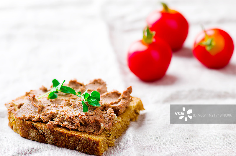 木桌上的肝脏图片素材