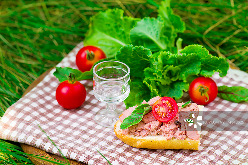 木桌上的肝脏图片素材