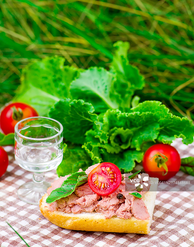 木桌上的肝脏图片素材