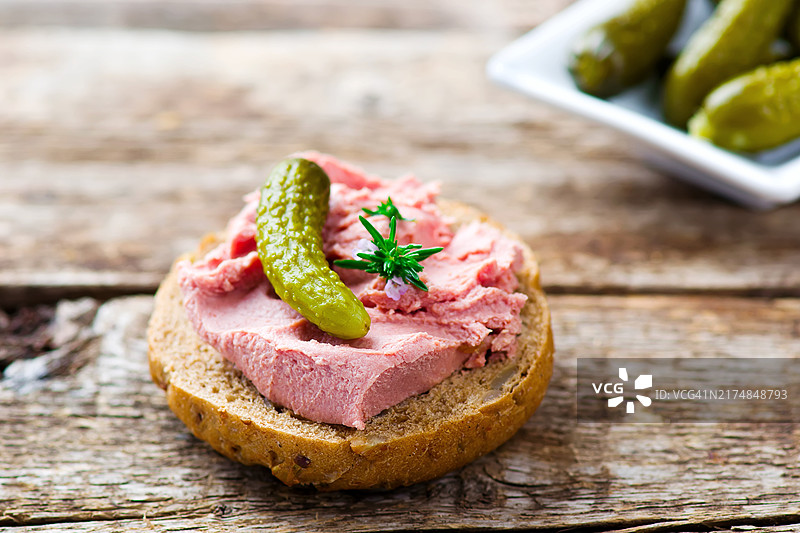 木桌上的肝脏图片素材