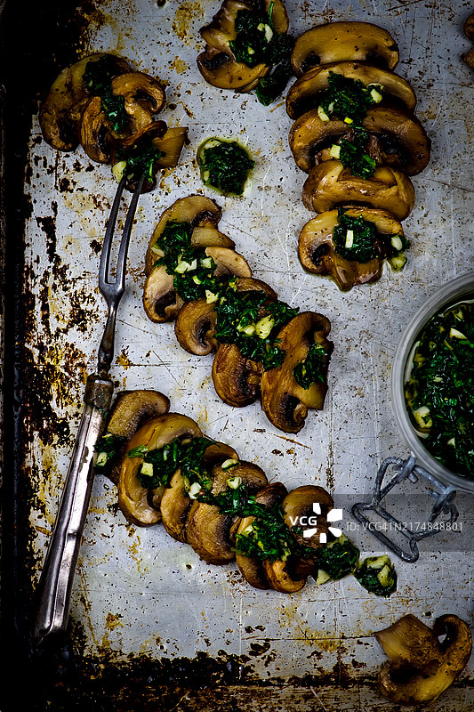 烤香菇配阿根廷青酱图片素材