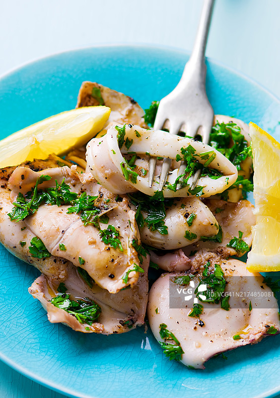 香烤鱿鱼配香菜和柠檬图片素材