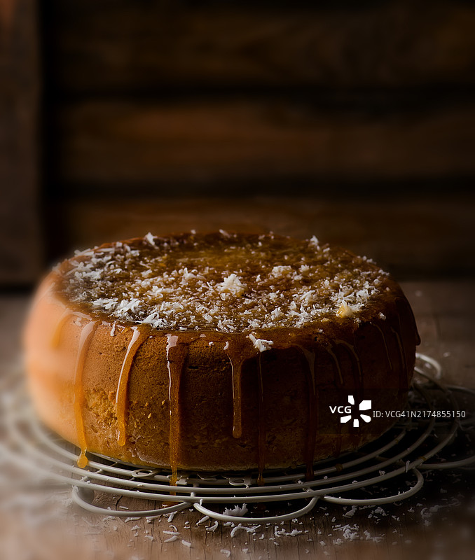 自制圆形柠檬派，配有糖浆和光泽涂层图片素材