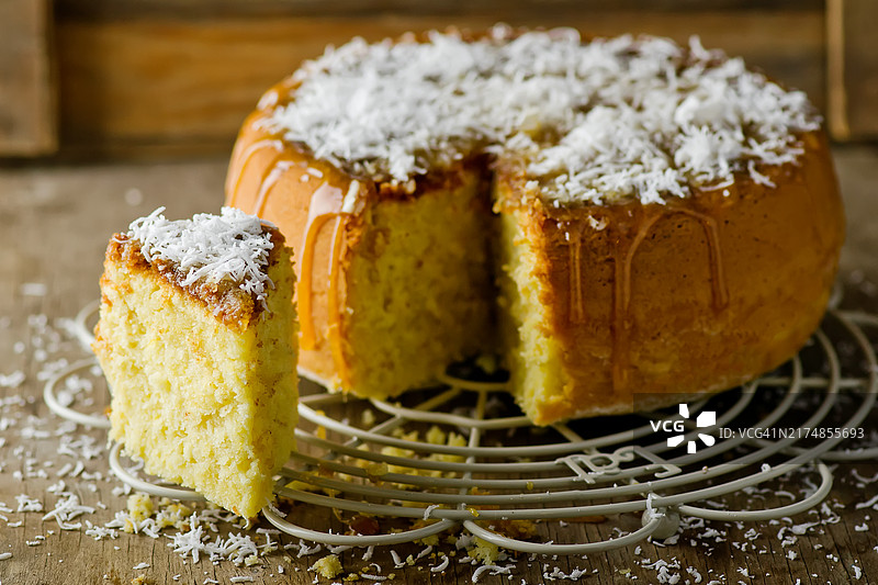 自制圆形柠檬派，配有糖浆和光泽涂层图片素材