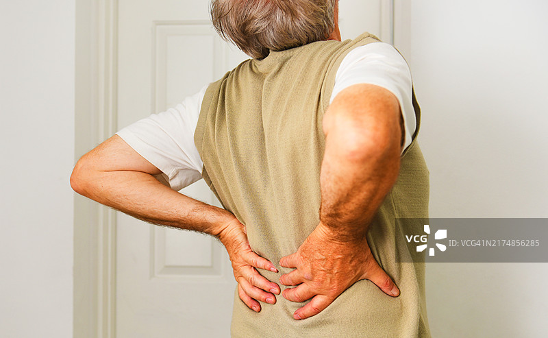 感到疼痛的老年妇女图片素材