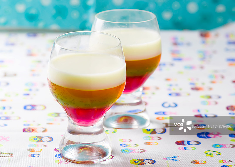 果冻甜点放在玻璃杯里图片素材