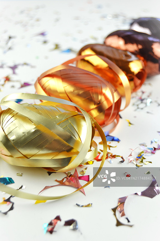 金色闪亮礼品丝带与彩色纸屑图片素材