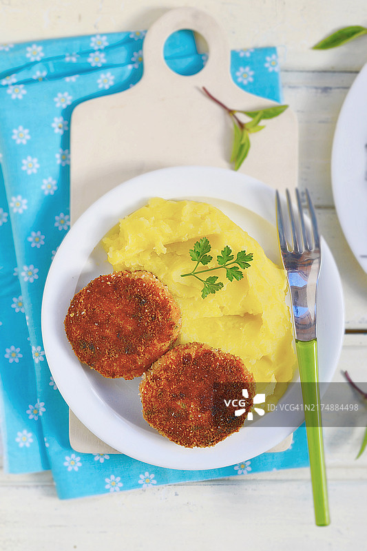 鱼肉饼配土豆泥图片素材