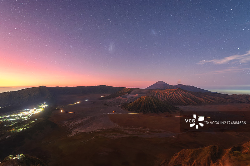 火山布罗莫山东爪哇印度尼西亚的星空银河天文照片图片素材