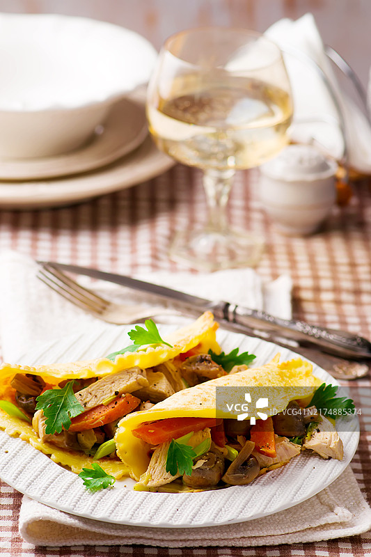 白盘鸡肉炒肉配薄饼图片素材