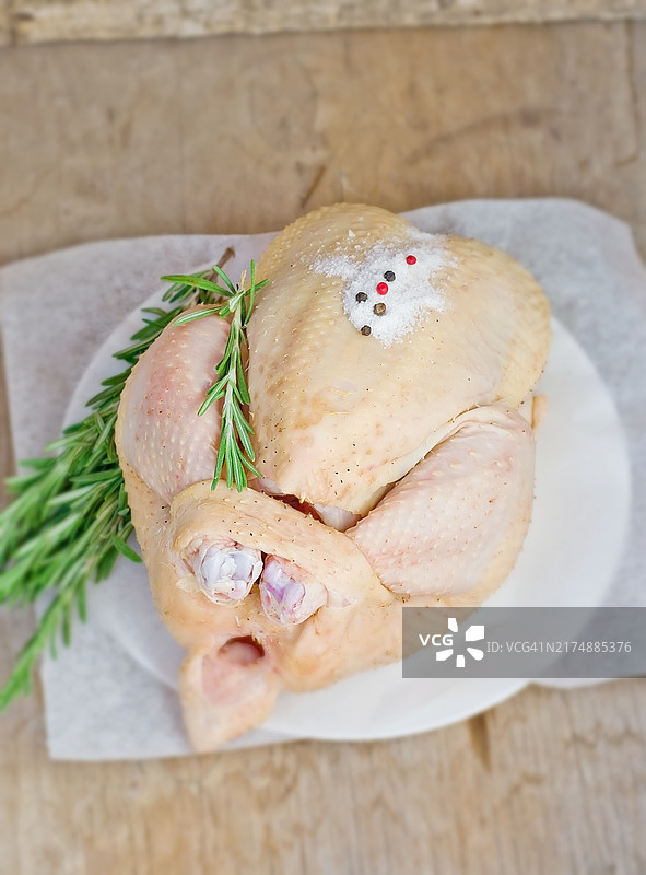 木制背景上的新鲜农家鸡图片素材