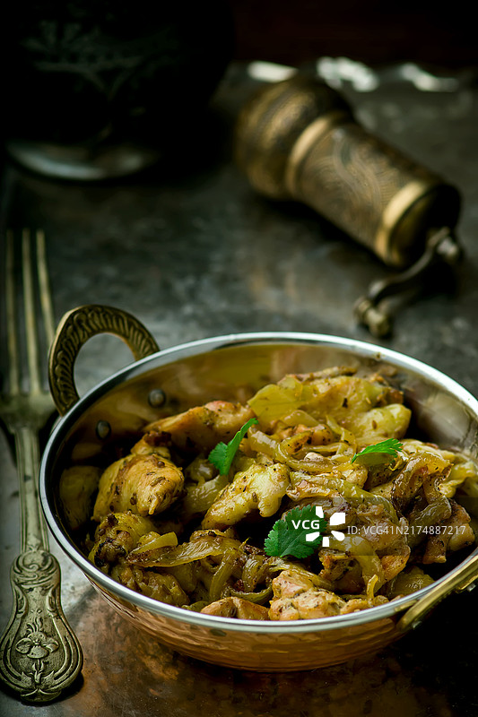 印度铜碗中的炸鸡胸肉，背景为金属复古风格图片素材