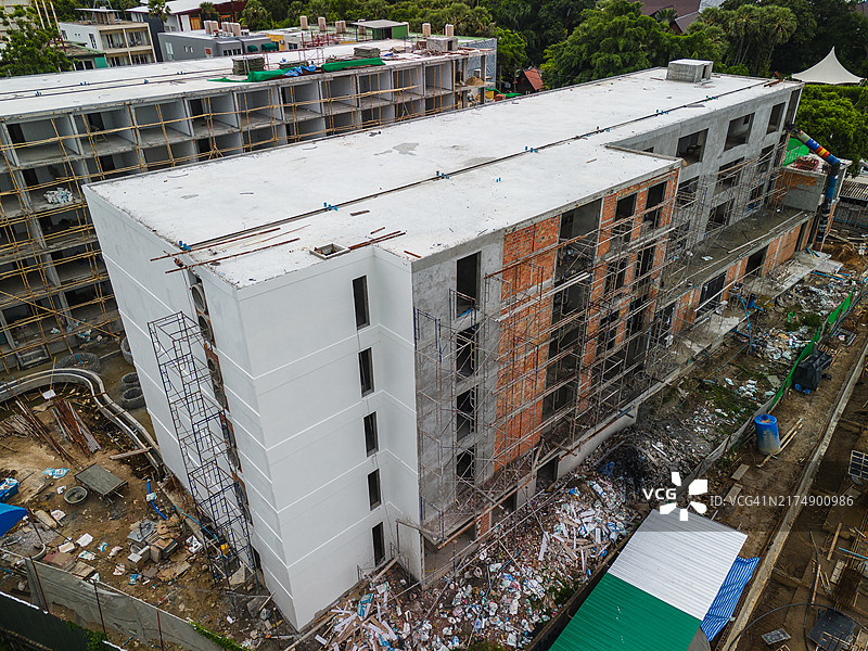 在建公寓楼与脚手架，城市开发图片素材
