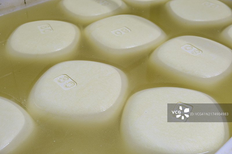 咸味奶酪，埃斯图东斯奶酪制作，梅诺卡岛休达德ella，西班牙巴利阿里群岛，欧洲图片素材