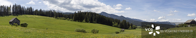 施蒂利亚州奥地利巴德米滕多夫附近绿色草地上的干草谷仓全景图片素材