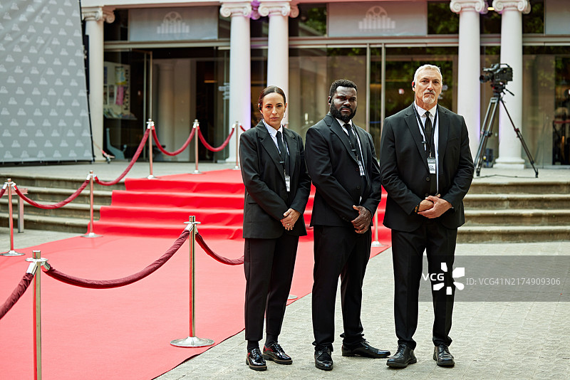 娱乐活动前的安保人员肖像图片素材