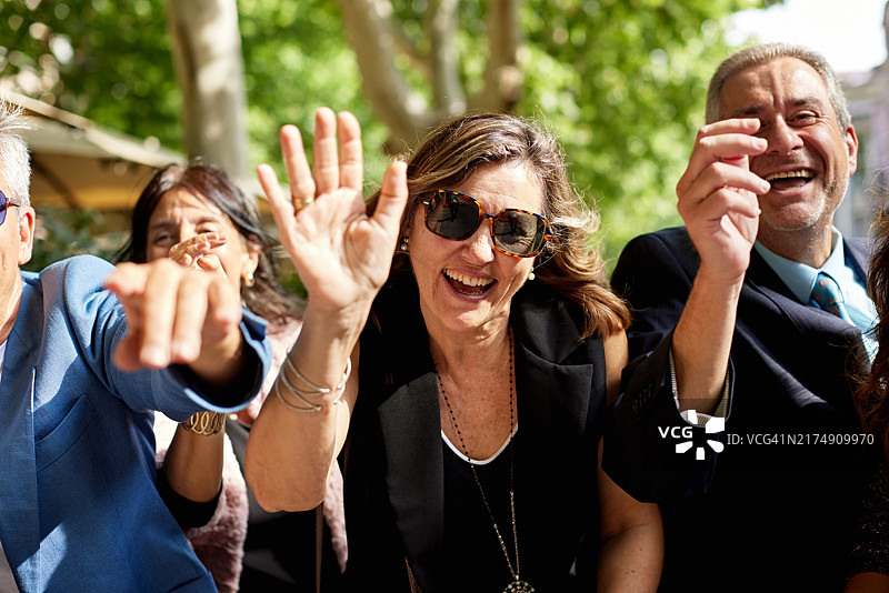 红毯活动中兴奋的粉丝的抓拍图片素材