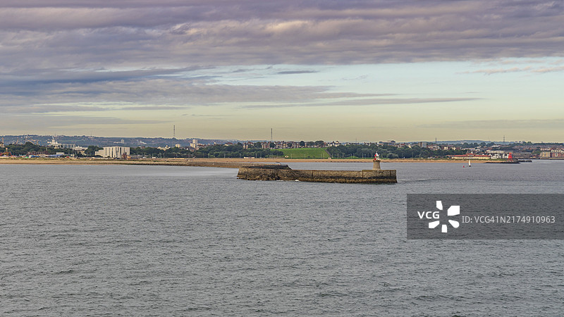 从北海眺望泰恩河南码头，背景为南希尔兹图片素材