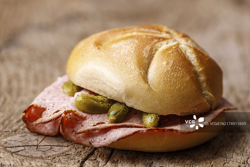 巴伐利亚肉饼卷（深色木纹背景）图片素材