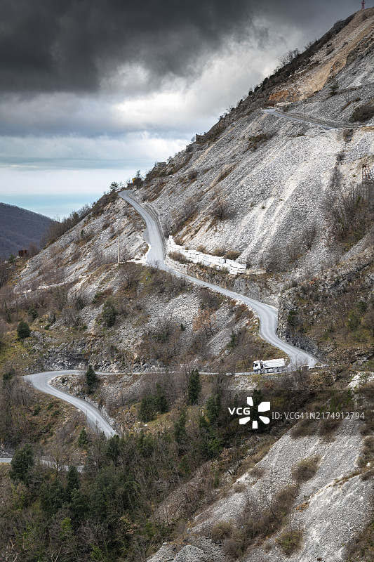 托斯卡纳阿普安阿尔卑斯山脉上的大理石采石场图片素材