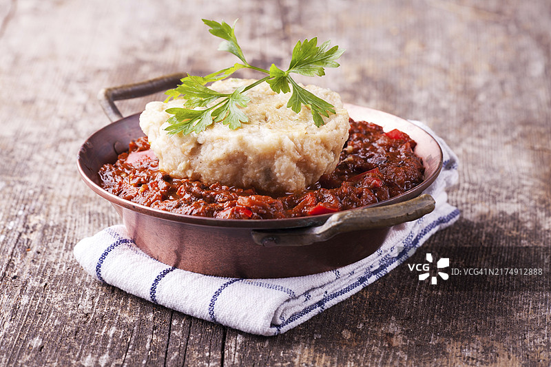 木板上的饺子烩牛肉图片素材