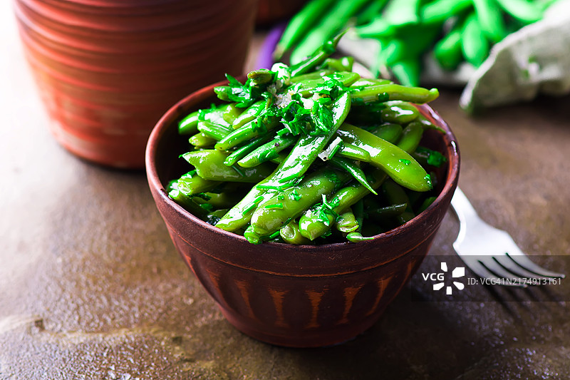 陶瓷碗里的格鲁吉亚青豆沙拉图片素材