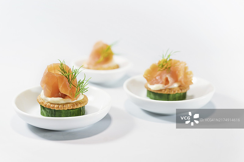 冷餐会小吃（黄瓜、饼干、奶油干酪、烟熏三文鱼和莳萝）图片素材