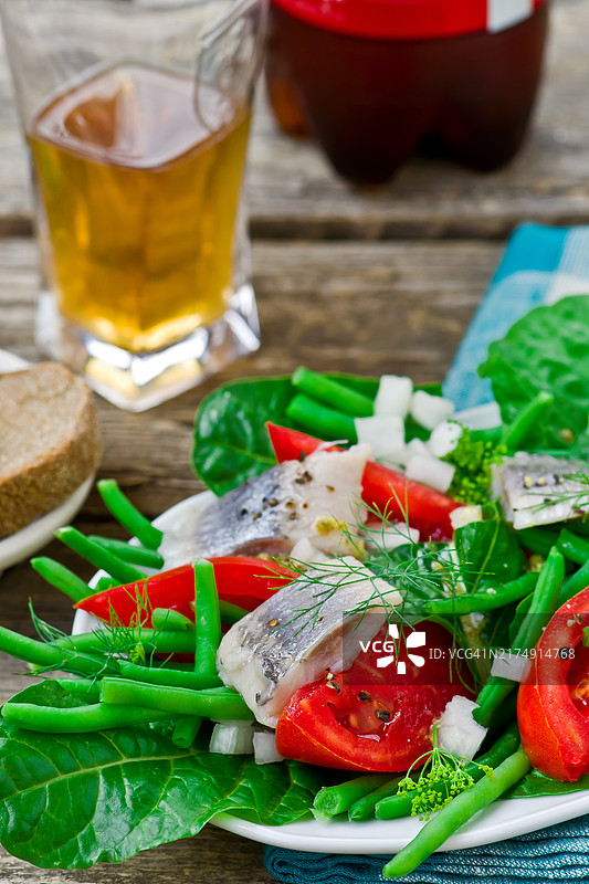 鲱鱼、绿豆和番茄夏日沙拉图片素材