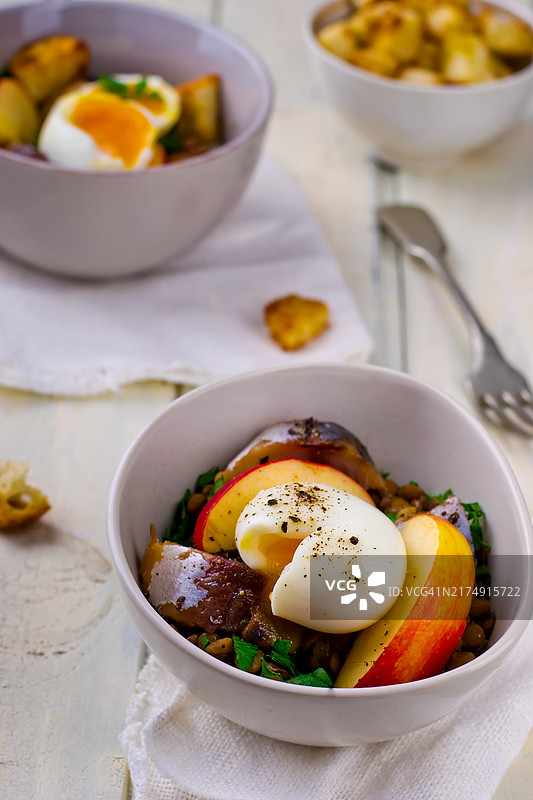 扁豆沙拉配鸡蛋、苹果和面包丁图片素材