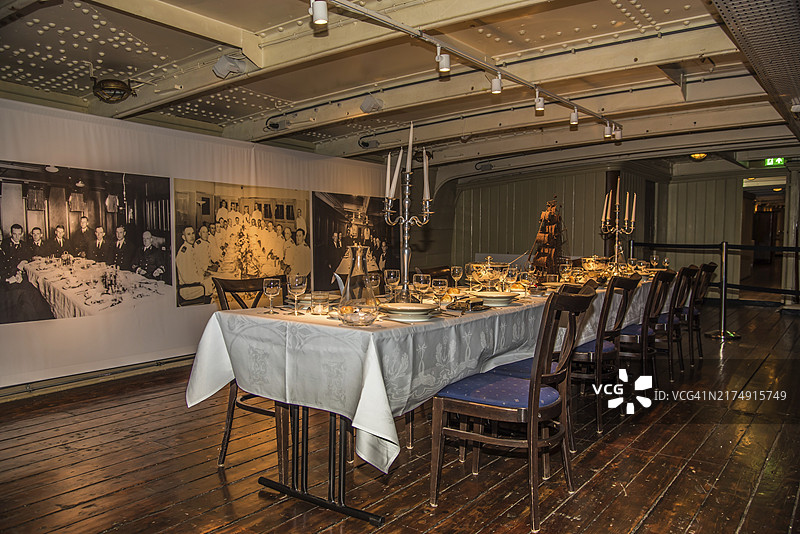 荷兰登海尔德港口内旧军舰内景图片素材