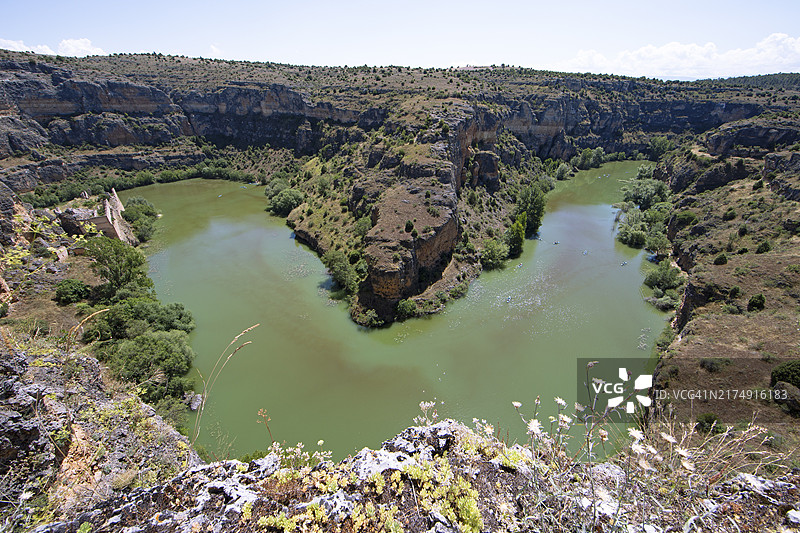 杜拉顿河环线，水上的独木舟，左侧是拉霍兹的方济会修道院，塞哥维亚省杜拉顿河峡谷自然公园，卡斯蒂利亚和莱昂，西班牙，欧洲图片素材