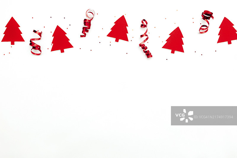 白色背景上带有红色丝带和闪光星星的圣诞树图片素材