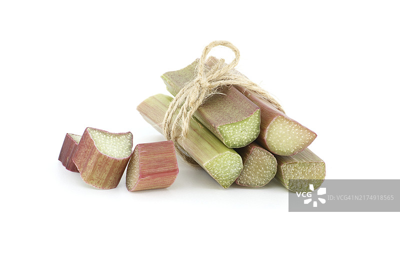 白色背景上用绳子捆扎的新鲜切碎的 rhubarb 茎，食用 rhubarb 的益处图片素材