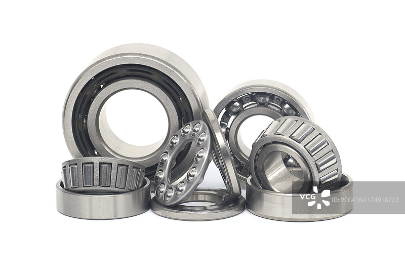 白色背景上不同尺寸和类型的轴承阵列，包括滚子轴承和滚珠轴承图片素材