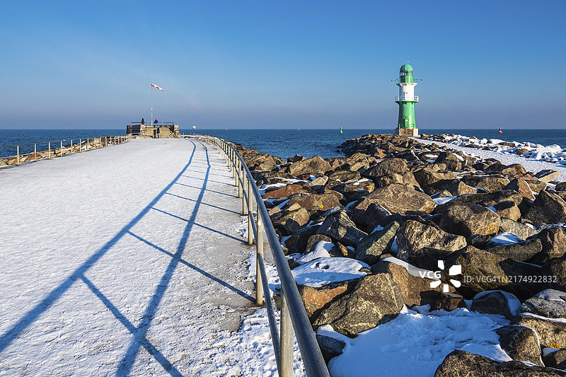 冬季瓦尔内明德波罗的海沿岸码头图片素材