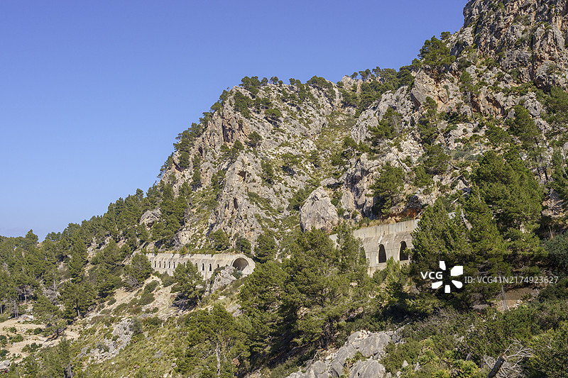 埃斯特伦克斯和安德拉奇之间Ma10公路上的保护隧道，埃斯特伦克斯海岸，马略卡岛，巴利阿里群岛，西班牙，欧洲图片素材