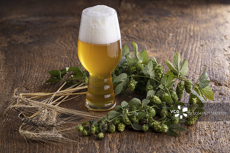 木桌上的IPA啤酒图片素材