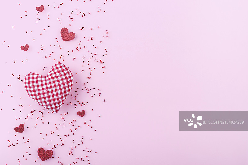 粉色背景红色爱心，情人节或母亲节贺卡模板图片素材