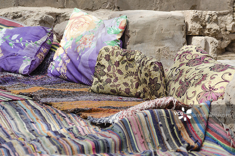 埃及达哈卜贝都因村庄的彩色地毯和枕头图片素材