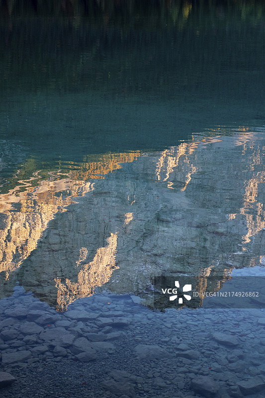 秋季从艾比湖看到的楚格峰图片素材