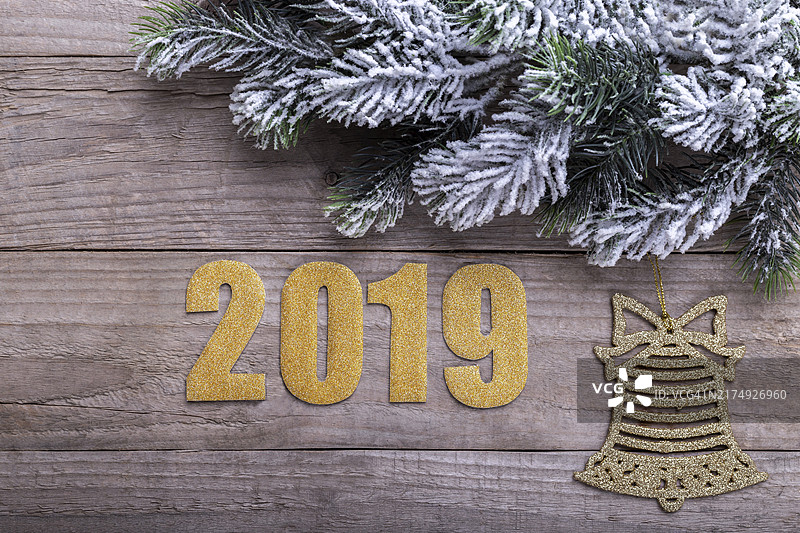2019新年背景：覆盖着雪和装饰品的松树枝图片素材