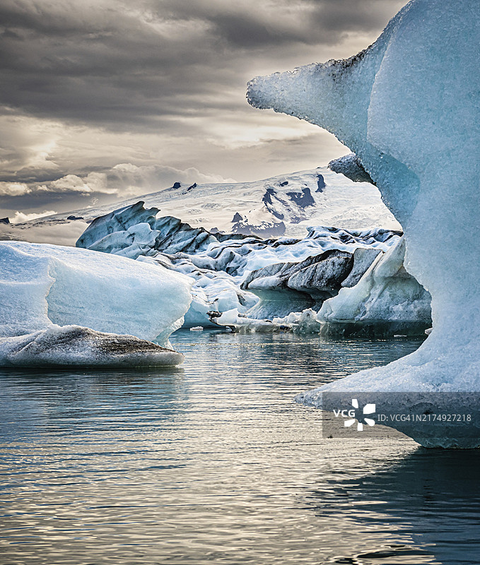 冰岛杰古沙龙冰河湖日落时分的著名冰川泻湖图片素材