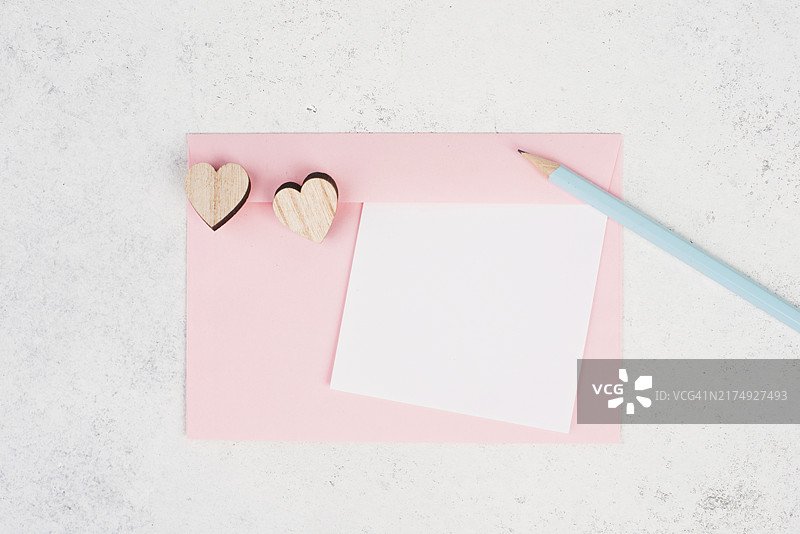 粉色信封、爱心、蓝色铅笔、情人节贺卡图片素材
