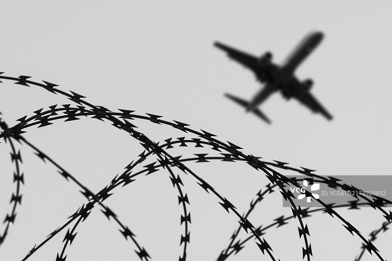 遣返非法移民航班：乘客飞机与机场的黑白象征图片，德国，欧洲图片素材