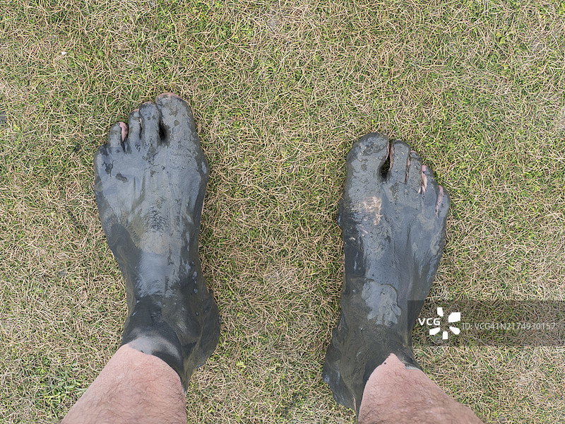 穿越北海泥滩的泥泞双脚图片素材