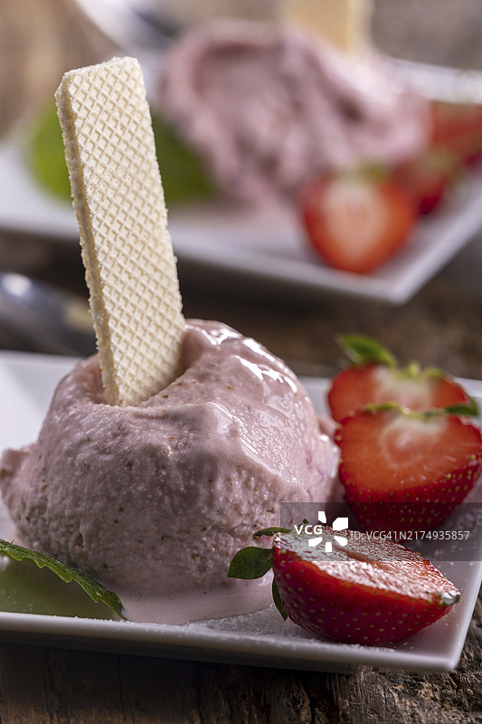 含华夫饼的草莓冰淇淋图片素材